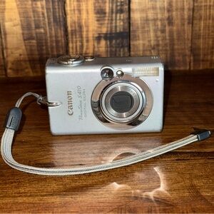Canon PowerShot S410 Digital ELPH in Metallic Silver